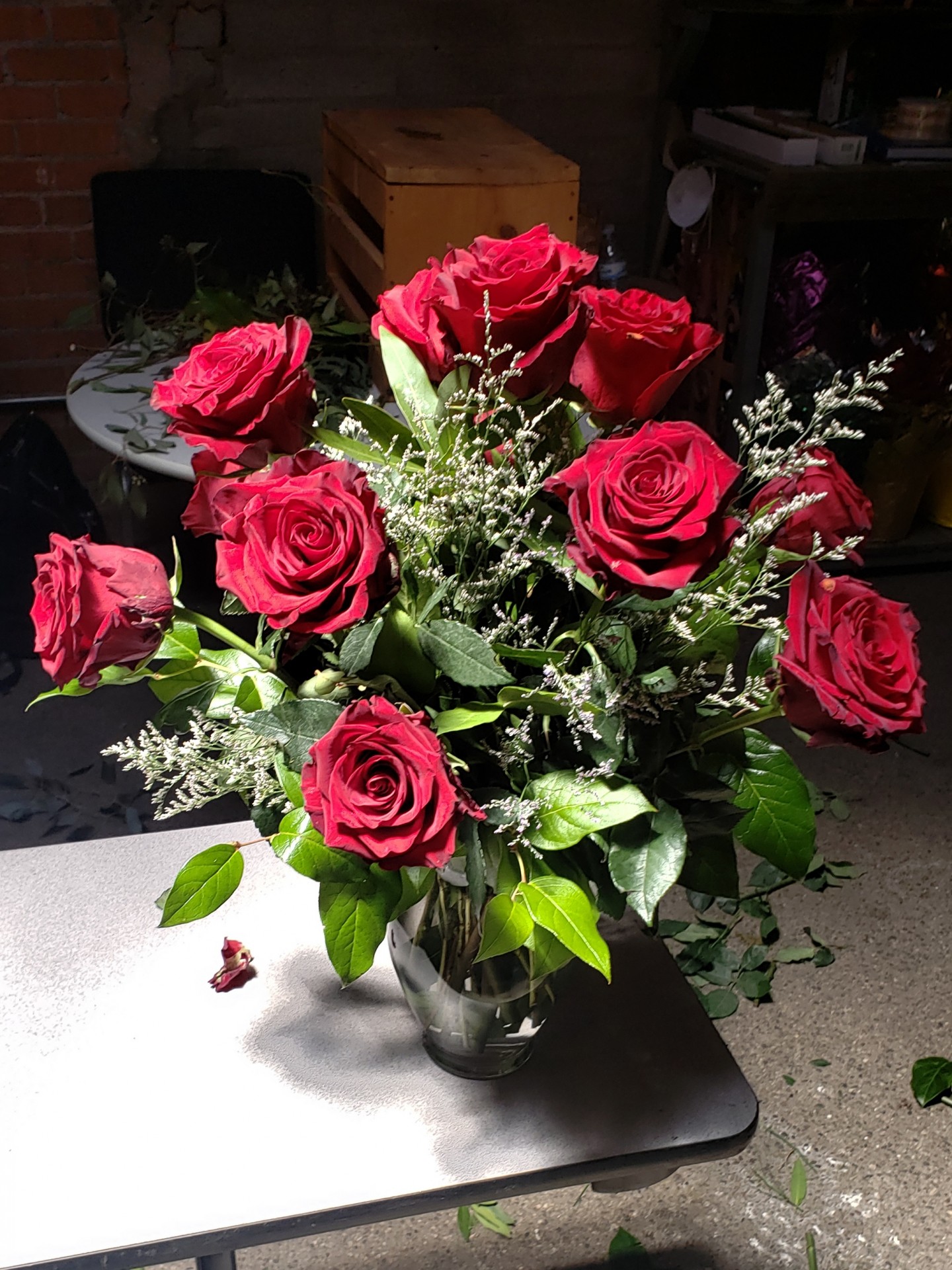 5. CLASSIC DOZEN ROSES ARRANGED IN A VASE - Flower School 101 5. CLASSIC DOZEN ROSES ARRANGED IN A VASE - Flower School 101